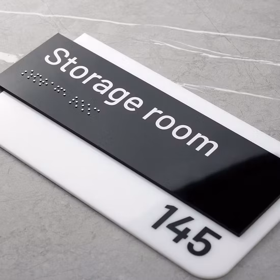 Hotel Club Hospital의 은색 객실 번호가 있는 아크릴 표지판